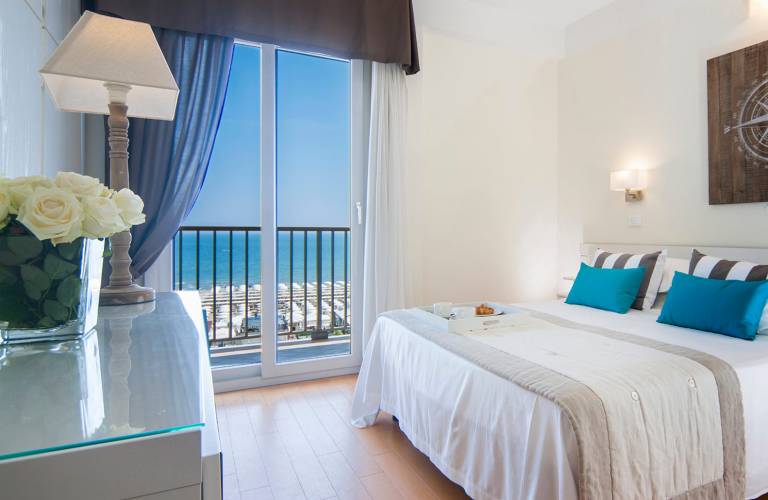 Hotel 3 Stelle Di Riccione In Pieno Centro E Fronte Mare