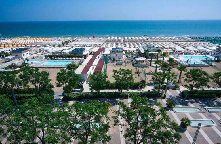 Hotel 3 Stelle Di Riccione In Pieno Centro E Fronte Mare